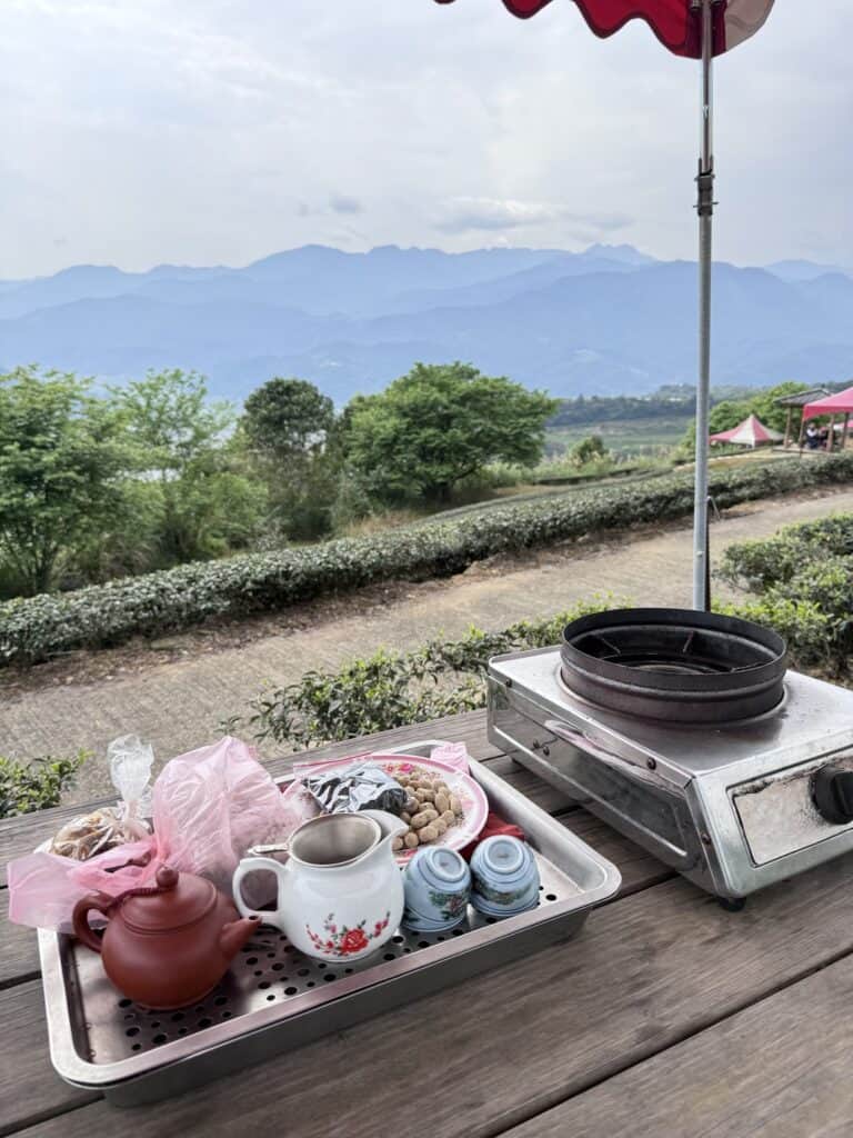 宜蘭大同鄉玉蘭茶園泡茶餐具和座位區